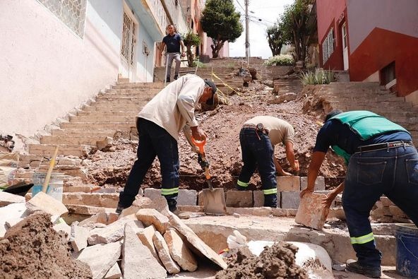 Reparan escalinatas en callejón de Tampico del Centro Histórico
