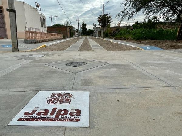 Pavimentan calle después de 30 años