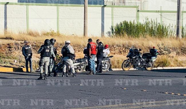 Motociclista termina con fractura tras accidente vial