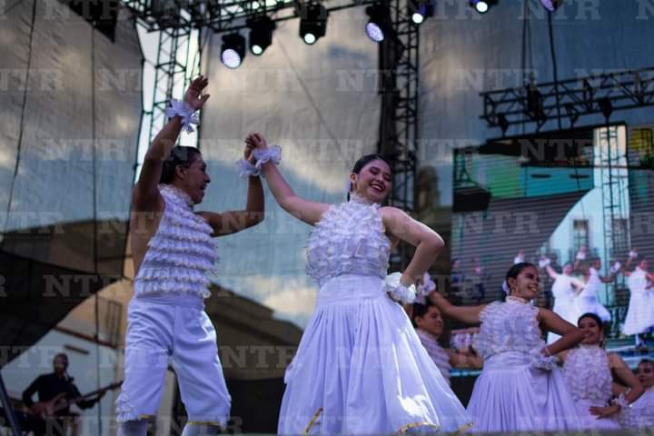 Cantan con Mariachi Los Camperos