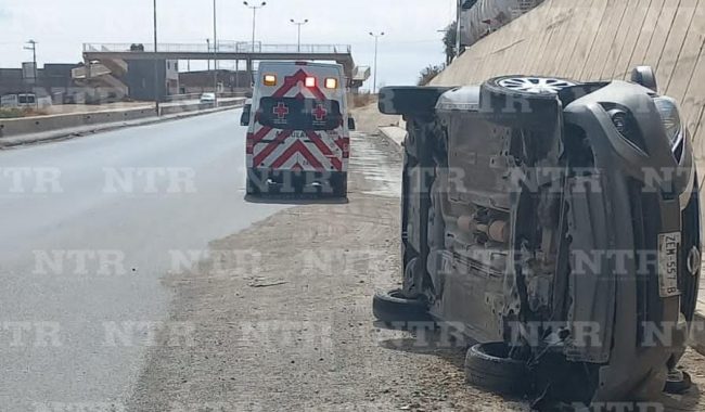 Vuelca por conducir a exceso de velocidad
