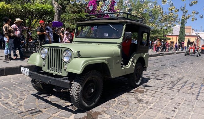 Autos antiguos desfilan en Jerez