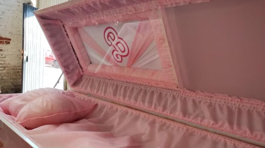 Moda de Barbie llega hasta ‘el más allá’ con ataúdes temáticos