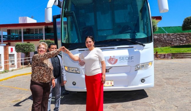 Recibe SEDIF un autobús en comodato