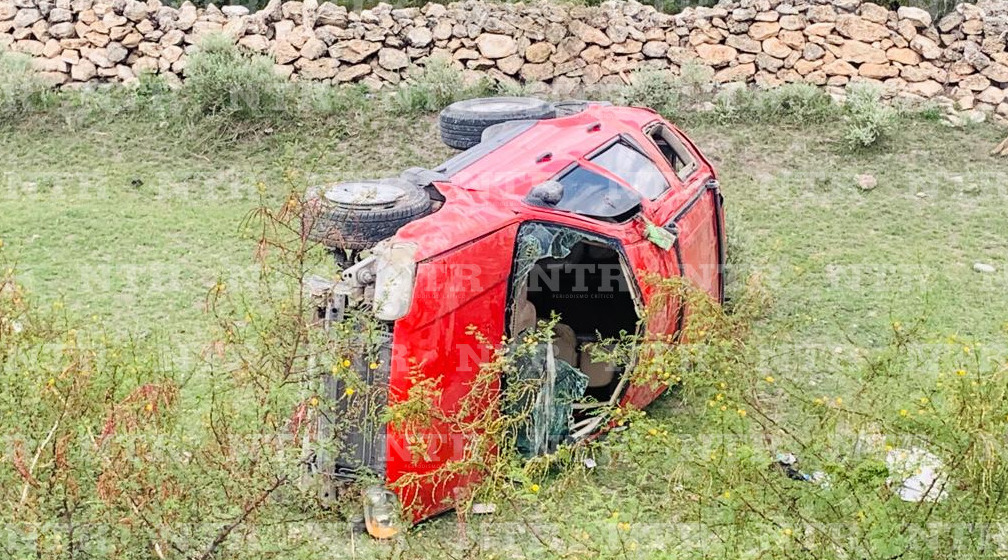 Volcadura deja tres adultos y dos menores lesionados en Fresnillo