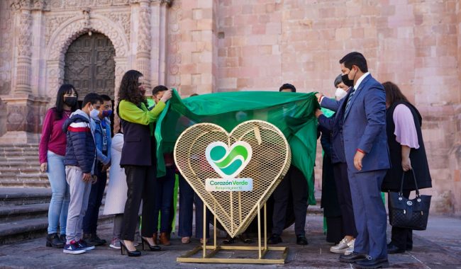 Instalan corazón dorado en rinconada de Catedral