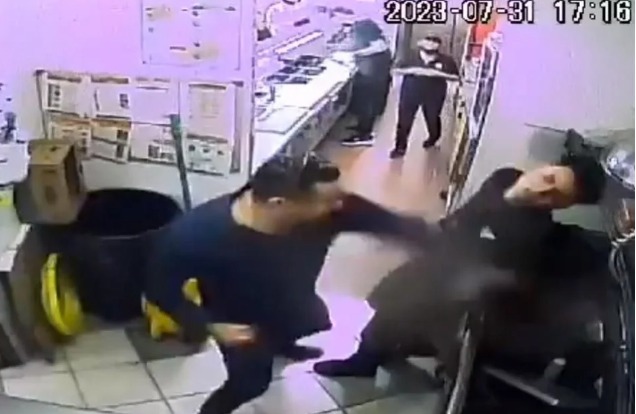 Da golpiza sujeto a empleado de restaurante en SLP