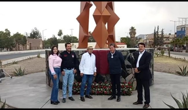 Develan placa en reconocimiento de Ismael Guardado
