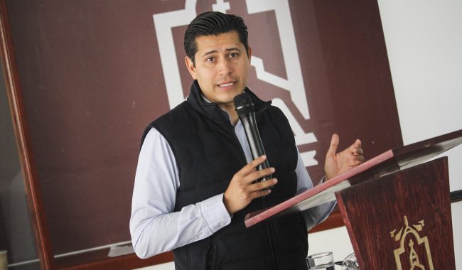 Firma Julio César Chávez convenio con Unidad Académica de Enfermería de la UAZ