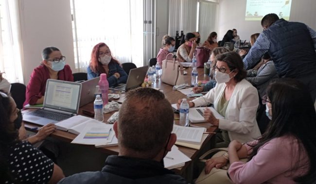 Profesores proponen contenidos para elaboración de libros de texto gratuitos