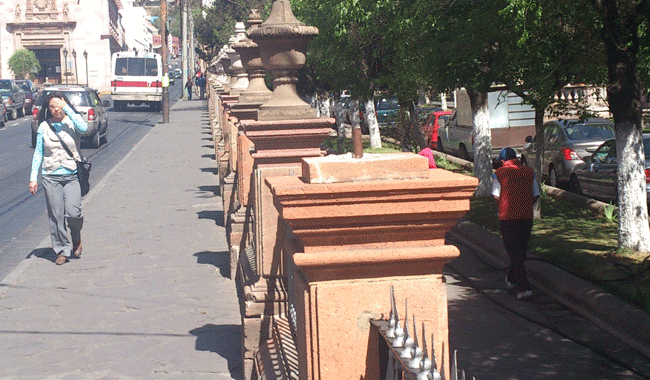 Faltan piezas de cantera en la alameda de Zacatecas
