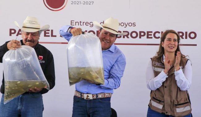 Entregan apoyos agropecuarios y anuncian financiamiento al campo
