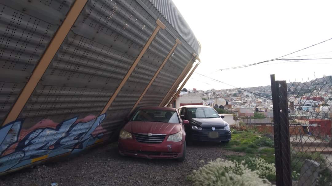 Descarrilamiento de tren provoca daños en automóviles, viviendas y escuela