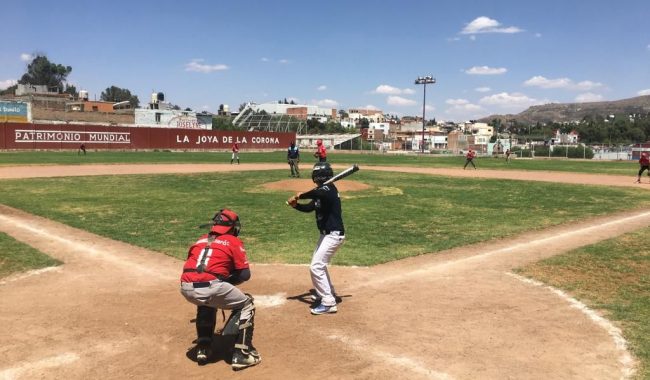 Nace escuela de béisbol infantil