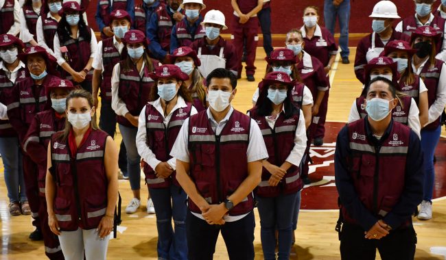 Entregan uniformes a servidores de Guadalupe