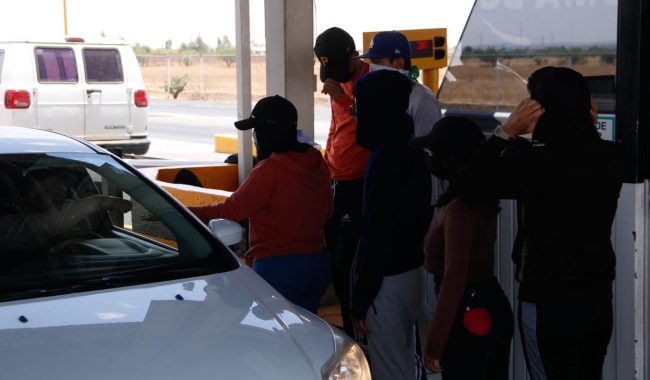 Normalistas toman casetas para exigir pago de becas