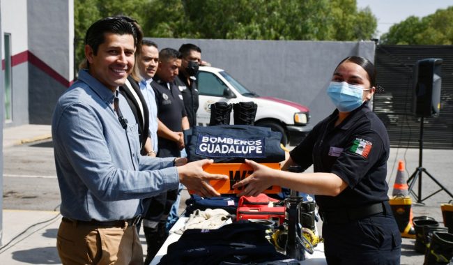 Entrega Julio César Chávez uniformes y equipo a PC y bomberos