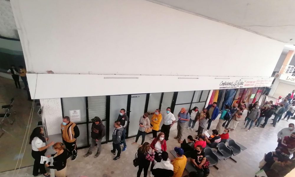 Largas filas, por constancia fiscal