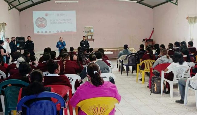 Imparten conferencia a alumnos del Cecyt