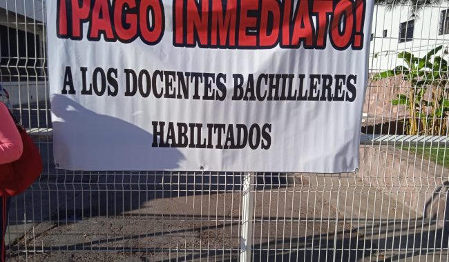 Exigen pago a maestros bachilleres habilitados