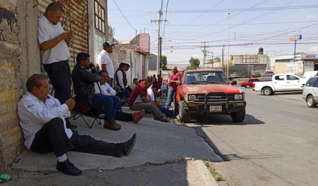 Acuerdan taxistas mesa de diálogo