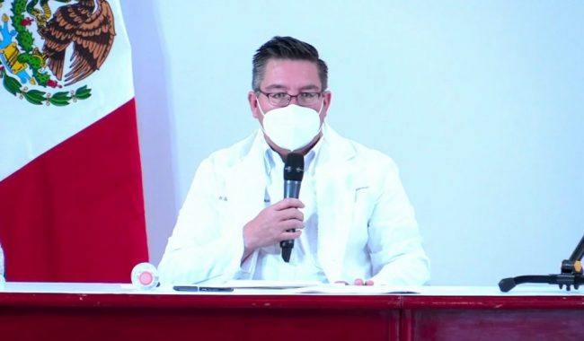 Secretario se lava las manos