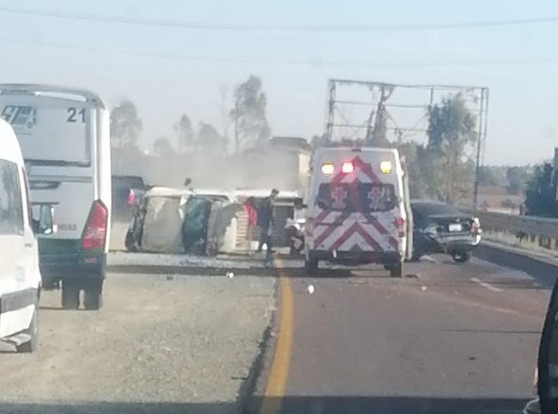 Se vuelca camioneta en Morelos; solo hay daños materiales