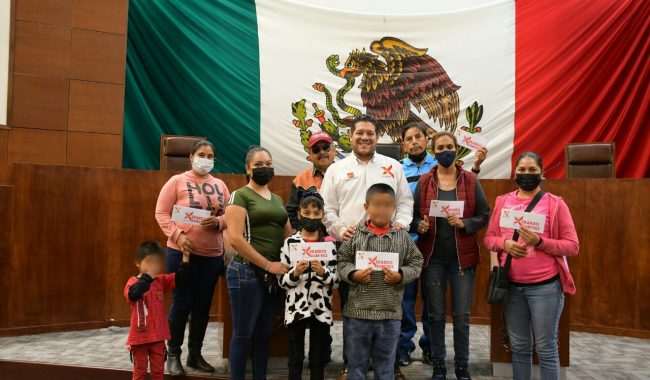Entrega Xerardo Ramírez becas a estudiantes