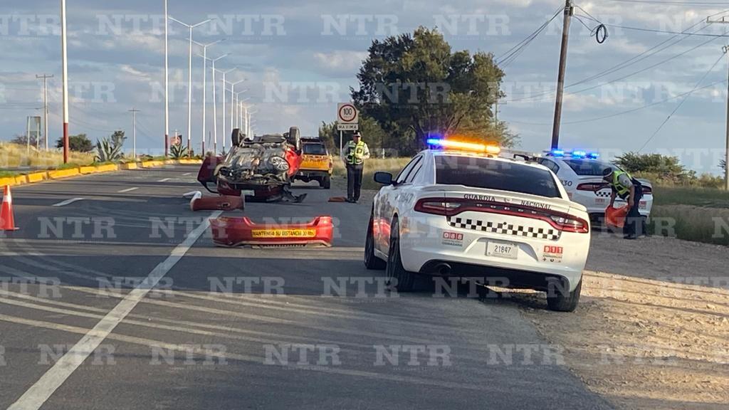 Vuelca vehículo sobre salida norte de Fresnillo