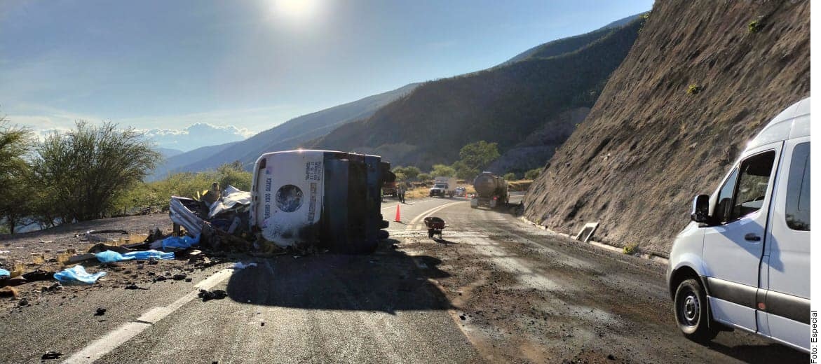 Mueren 18 migrantes tras volcadura en Oaxaca