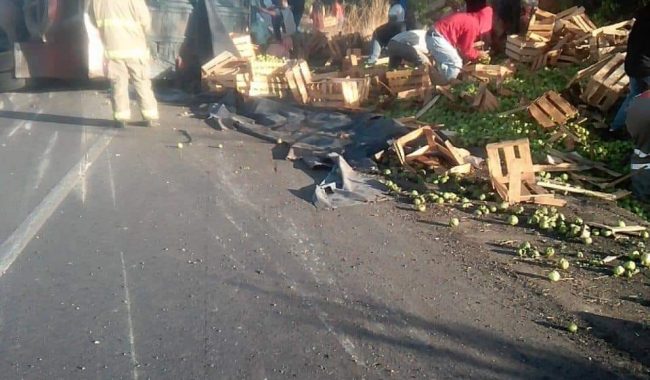Vuelca unidad que transportaba tomatillo
