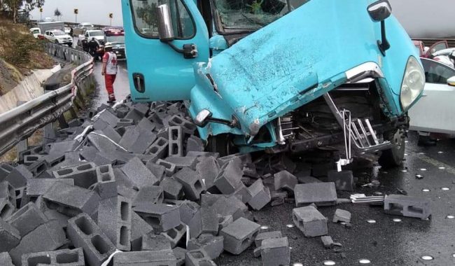Múltiples choques por lluvia en tránsito pesado