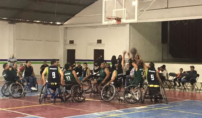 Disputan partido de baloncesto en silla de ruedas