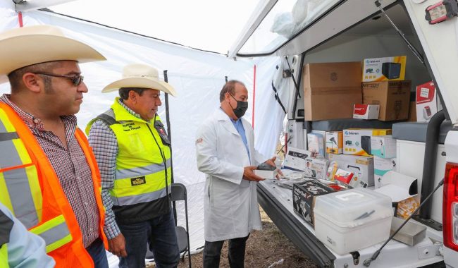 Entregan vehículo para brigadas médicas