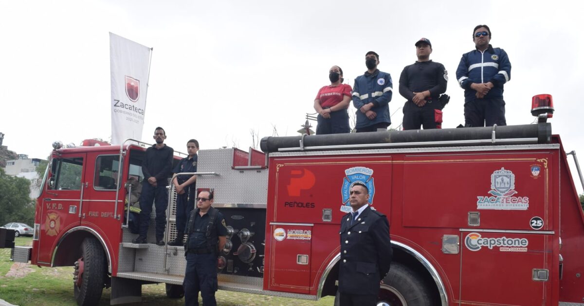 Entregan apoyos a Protección Civil y Bomberos