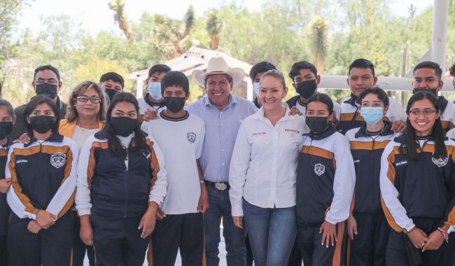Atienden escuelas de El Salvador
