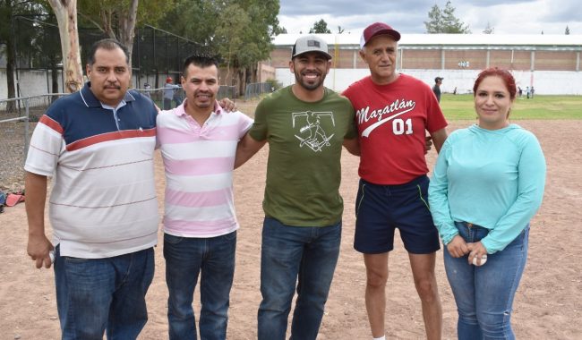 Juan Martínez convive con pequeños peloteros