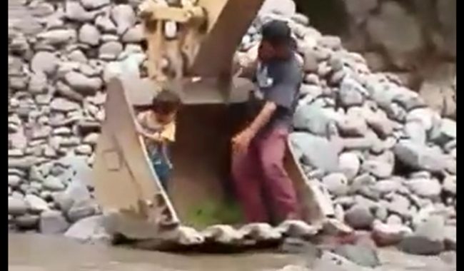 Rescatan a niño de ser arrastrado por el río Juchipila