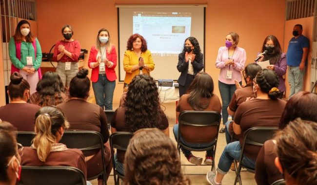 Imparten plática sobre resiliencia en Cerereso femenil