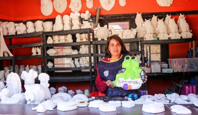 Gracias al programa de Trabajo Infantil, Leonor García tiene su taller de figuras de yeso