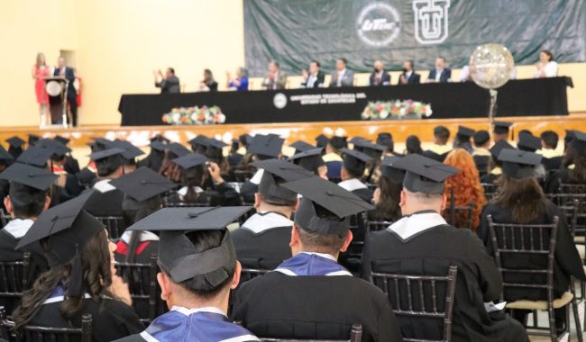 Egresan 392 alumnos de la UTZAC