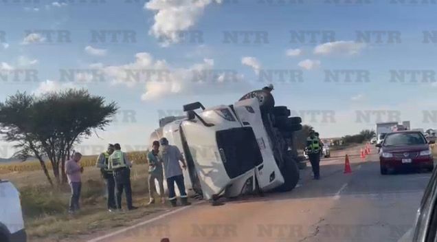 Vuelca camión quinta rueda sobre carretera federal 45
