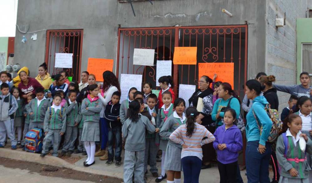 Revientan padres de escuela improvisada en Fresnillo