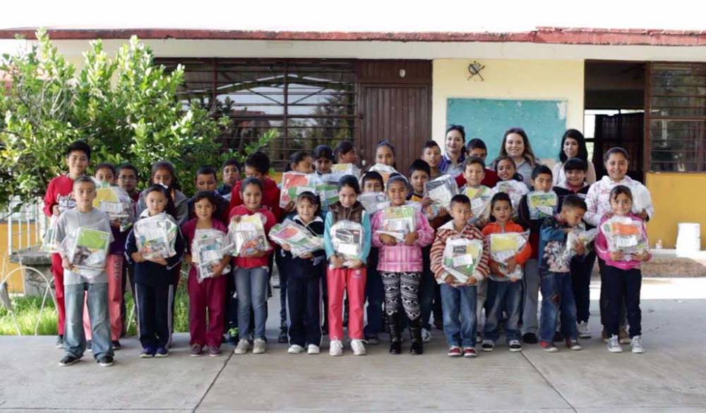 Entrega asociación útiles donados por la sociedad