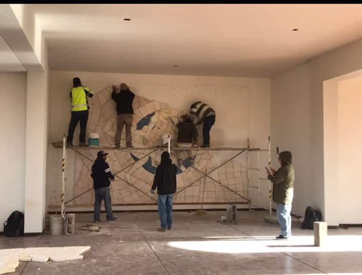Elaboran en panteón mural con arcilla