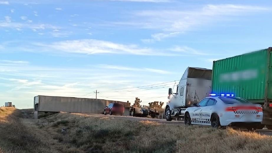 Se vuelca quinta rueda en la federal 54