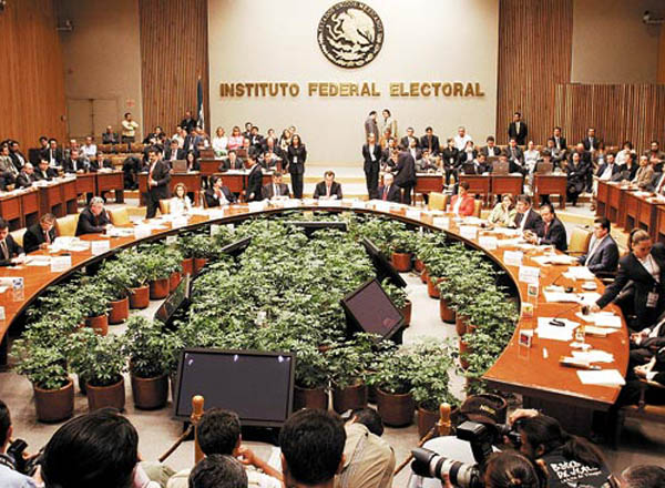 Viajarán consejeros del IFE a EUA como observadores electorales