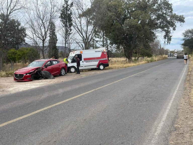 Choque y volcadura deja tres lesionados en Tlaltenango
