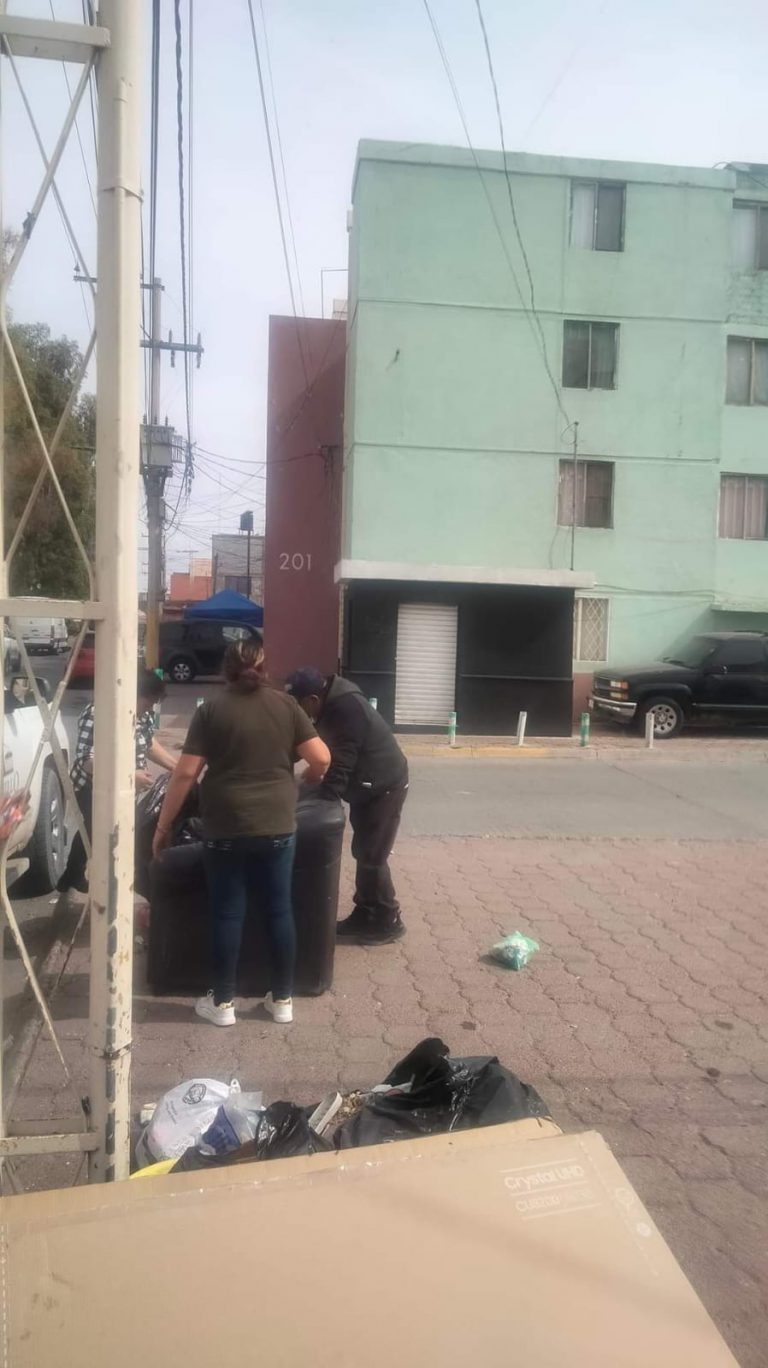 Abandonan sillones en canaleta