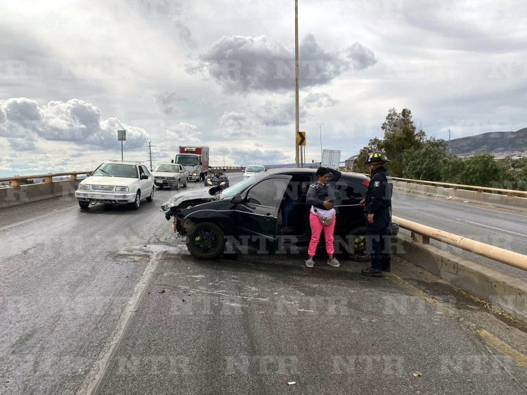 Choca mujer contra muro de contención